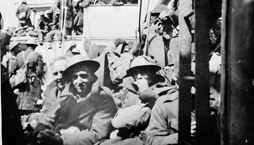 NORSKE STYRKER VED DUNKERQUE: Den norske marine deltok i evakueringen av Dunkerque i tiden 29. mai - 4. juni 1940. SS «Hird» var en av de norske båtene som hjalp til med evakueringen. Bildet viser britiske soldater om bord i «Hird» på vei til England.