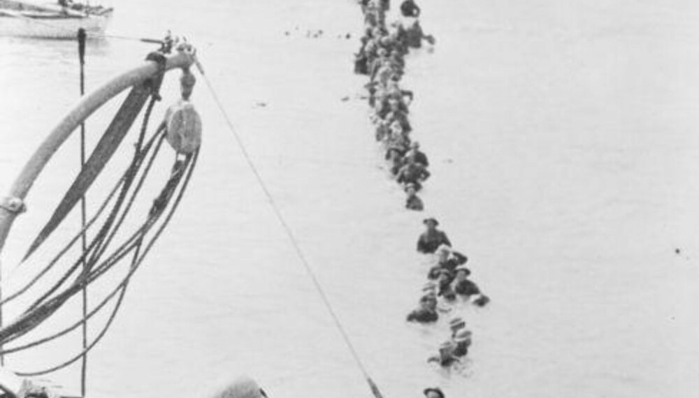LANGE OG LIVSFARLIGE KØER: Britiske tropper evakuerer stranden i Dunkerque.