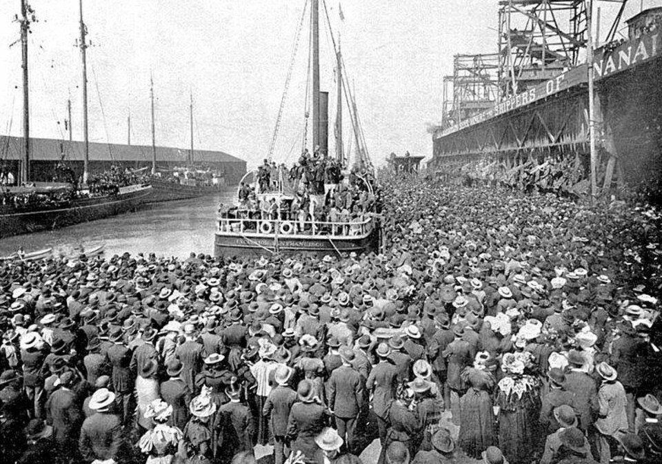 Dampbåten S/S Excelsior drar fra San Francisco 28.juli 1897. Over ett hundre tusen mennesker dro for å søke lykken, men kun 30 000 kom fram. Kun et hundretalls ble rike.