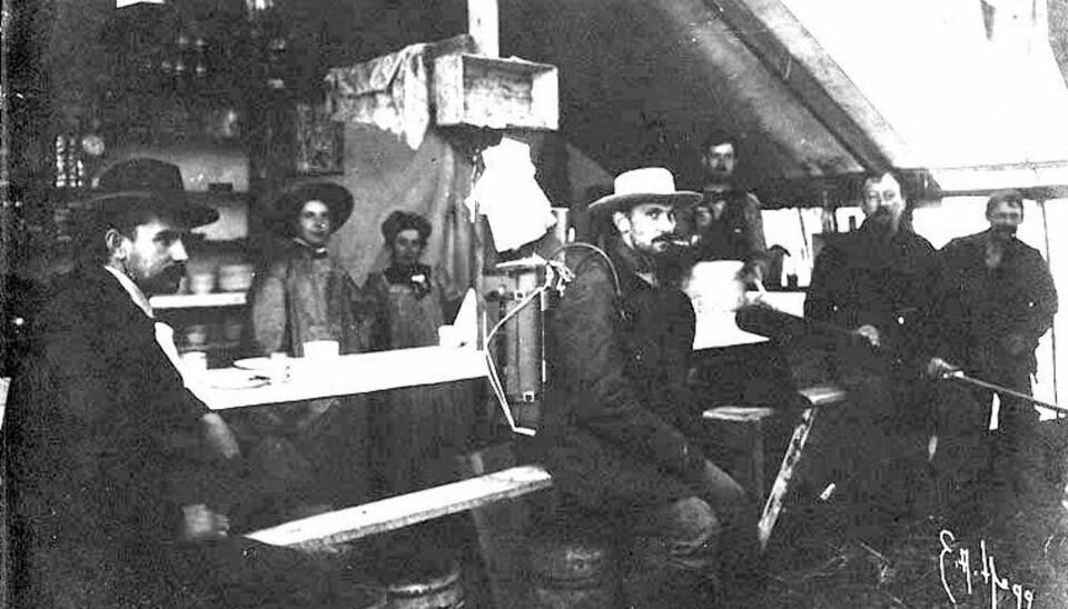 Mange lot være å dra hele veien, og satset heller på å lage mer eller mindre faste restauranter på veien. Her fra en i september 1898.