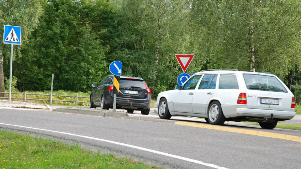 Det oppstår mange unødvendige situasjoner i rundkjøringene, rett og slett fordi vi ikke er flinke nok til å fortelle omgivelsene hva vi har tenkt å gjøre.
