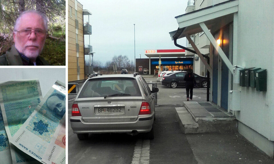 NEKTET Å BETALE: Her står bilen til Jan Martin Troseth parkert utenfor huset han bor i. Det var en slik parkering i forbindelse med et flyttelass, som resulterte i en parkeringsbot. I flere måneder har Troseth kranglet med kommunen om boten, før han plutselig fikk et anonymt brev med penger i.