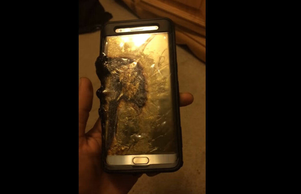 Det er registrert 35 tilfeller av batterier som har eksplodert på den nye Galaxy Note 7, opplyser Samsung fredag. Dette bidlet er hentet fra en Yotube-video der vedkommende skal ha opplevd at telefonen tok fyr.