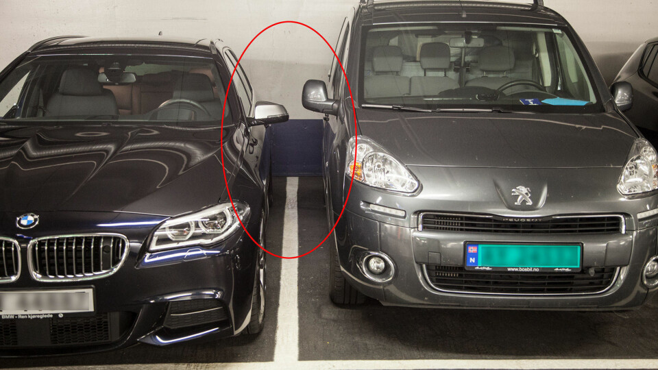 Mens moderne biler blir stadig bredere, er parkeringsplassene like smale. Det fører til stadig flere vanskelige situasjoner og skader.