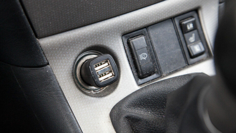 Det følger med et adapter som gir deg to USB-ladepunkter. Radioen bruker kun den ene, den andre kan du bruke til å lade mobilen.