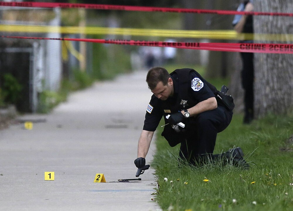 SKUTT HERJES AV DRAP: Chicago har rundet 500 så langt i 2016. Her jobber etterforskere på et åsted hvor en 16 år gammel gutt ble skutt i hodet 25. april.