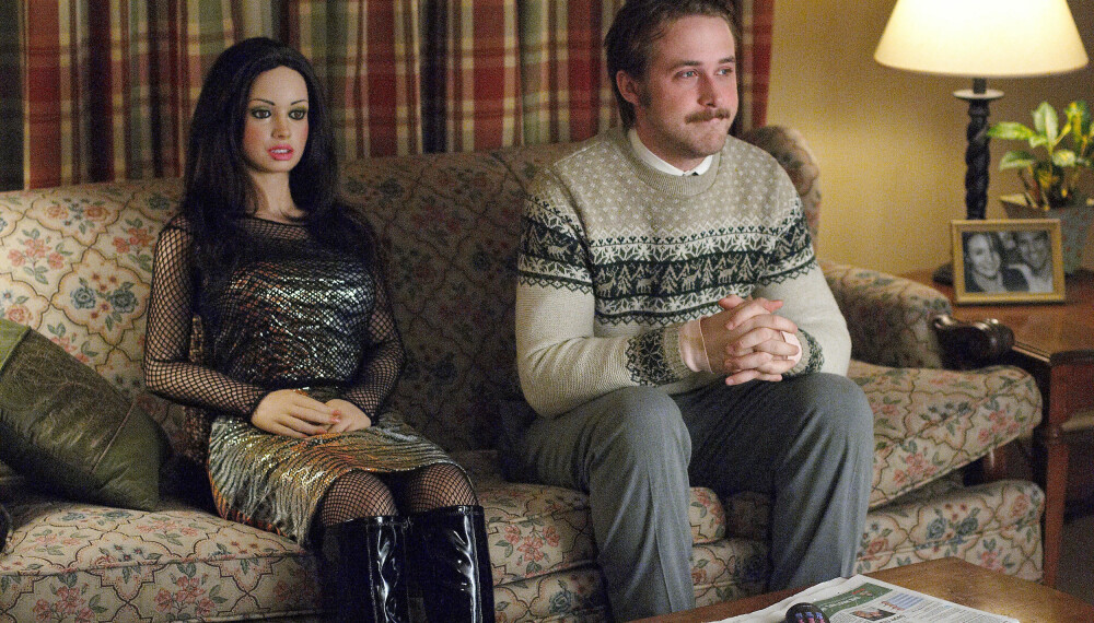FORELSKER SEG: I filmen Lars and the Real Girl (2007) kjøper den svært innadvendte personen Lars, spilt av Ryan Gosling, en Real Doll og ender opp med å forelske seg i henne.