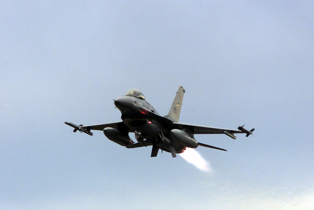 ILLUSTRASJON: Et norsk F-16 fly med full etterbrenner.