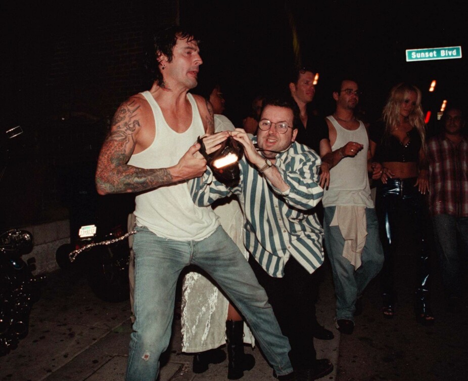 Tommy Lee var aldri redd for en slåsskamp. Her fra en krangel med en papparazzi utenfor utestedet Viper Room i Los Angles på 1990-tallet.