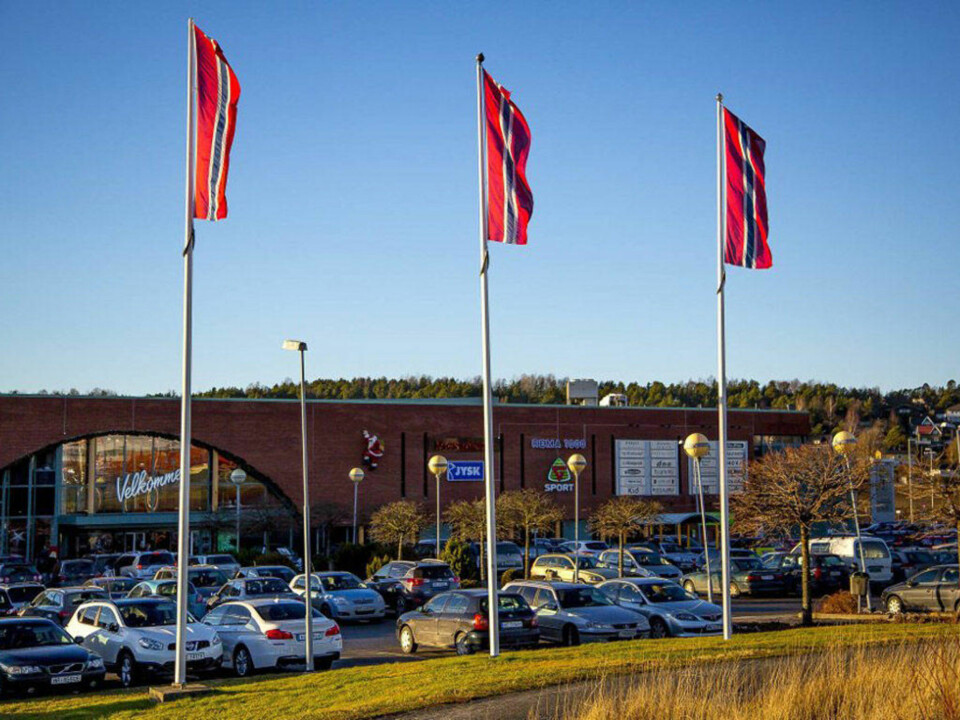 Raser over kjøpesenterets korsløse flagg