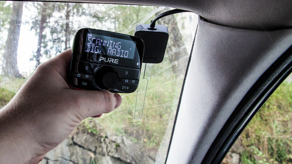 TRAFIKKFARLIG: Forsikringsselskapet Tryg advarer mot løse DAB-adaptere i bil. - Bilistene trenger ikke flere dingser som distraherer dem. Bytt ut bilradioen i stedet, og unngå trafikkfarlige adaptere, sier leder i Tryg Forsikring i Norge, Espen Opedal. Illustrasjonsbilde.