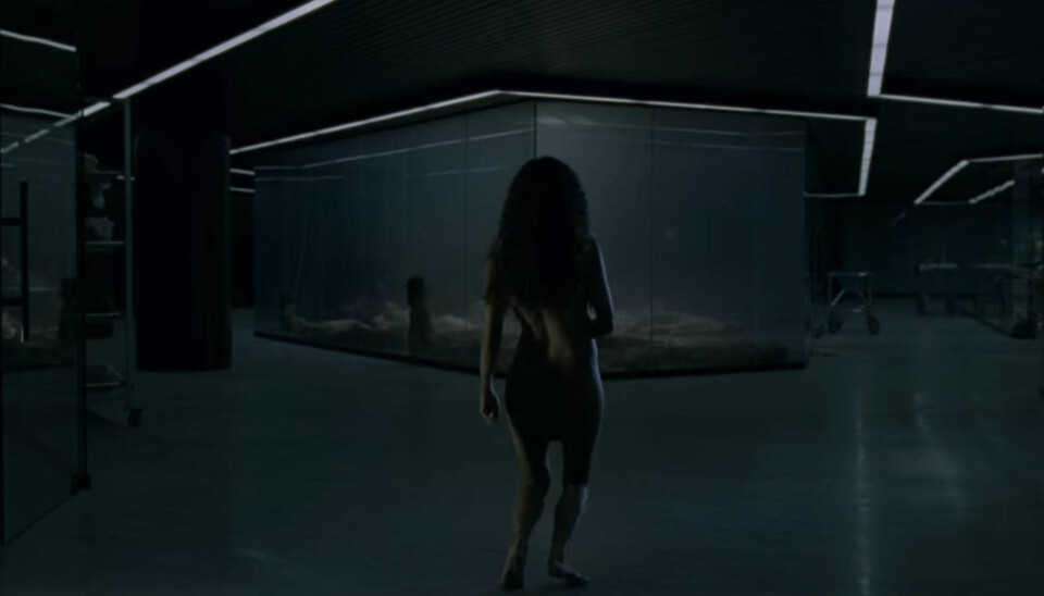 Maeve Millay våkner i den virkelige verden i episode to av Westworld.