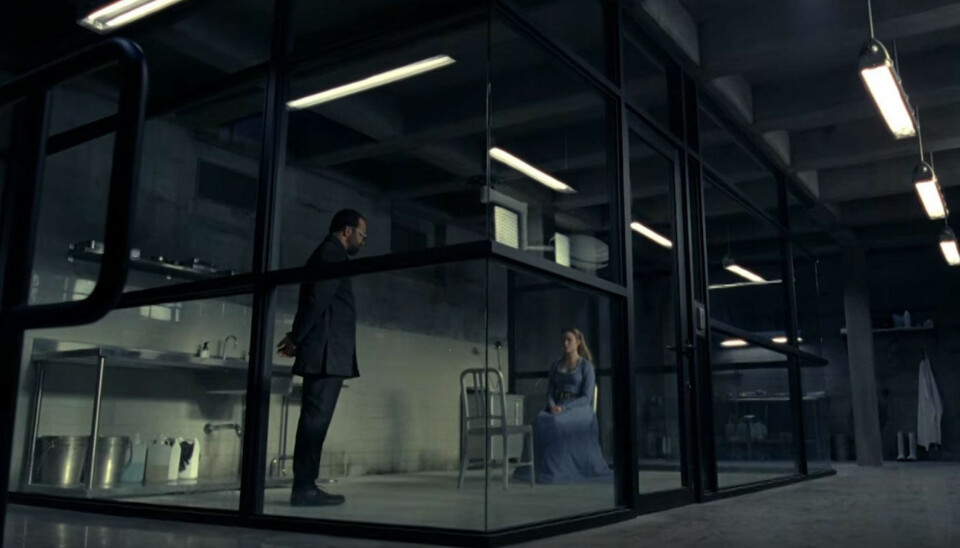 De to dimensjonene i serien - fabrikken hvor de produserer historiene og robotene, og den faktiske Westworld er i enorm kontrast.