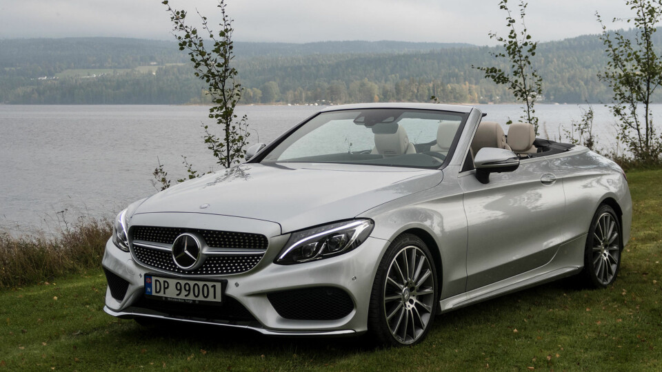 ELEGANT: Med taket og spoileren nede, er nye Mercedes C-klasse kabriolet en flott sak.