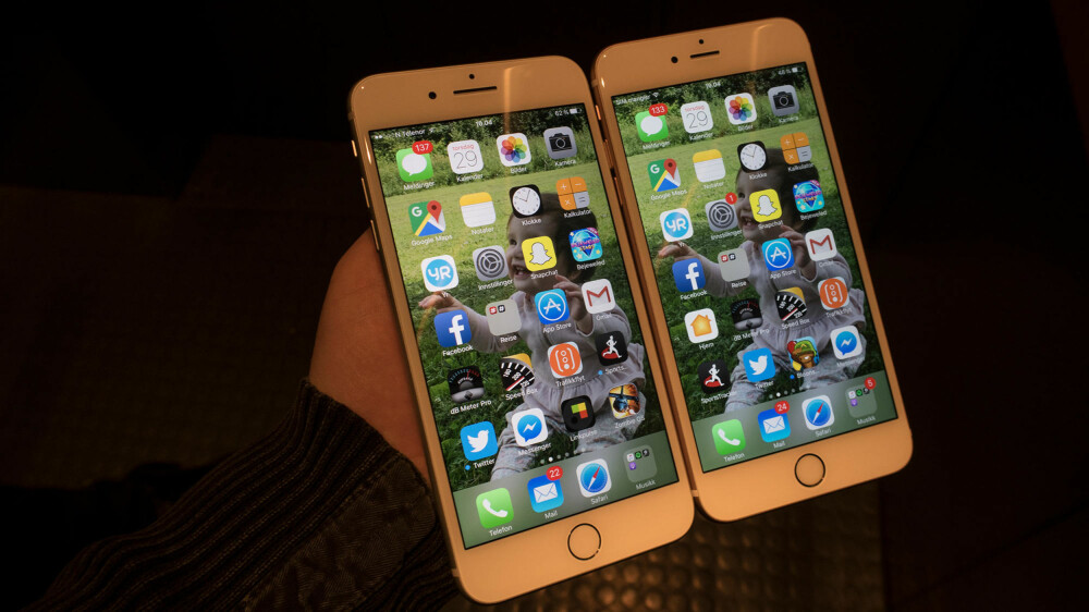 KLONING: Du skal se etter detaljene for å se hvilken av disse mobilene som er nye iPhone 7 Plus - og hvilken som er den gamle iPhone 6s Plus. Det er første gangen siden de to første iPhone-modellene at det nesten ikke er mulig å se forskjell mellom generasjoner. (Den til venstre er 7-eren)