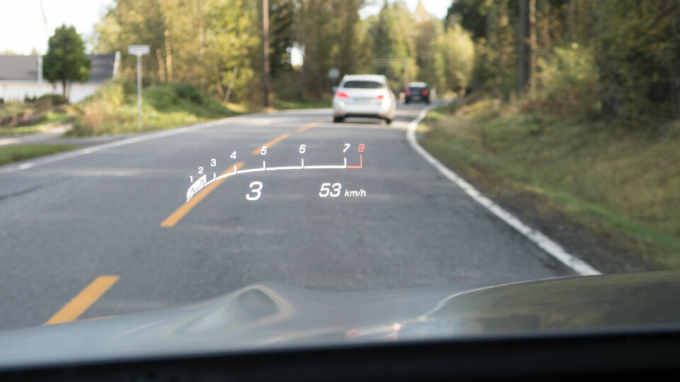 HUD-en på bilen kan stilles inn i 6 forskjellige moduser, der den rene sportsmodusen har maksimalt fokus på turtall.