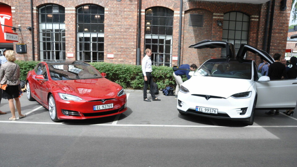 SALGET PÅ VEI OPP: Model S og Model X er foreløpig de eneste modellene du kan kjøpe hos Tesla. Etter en treg start på året, er det nå full fart på utleveringene av biler, igjen.