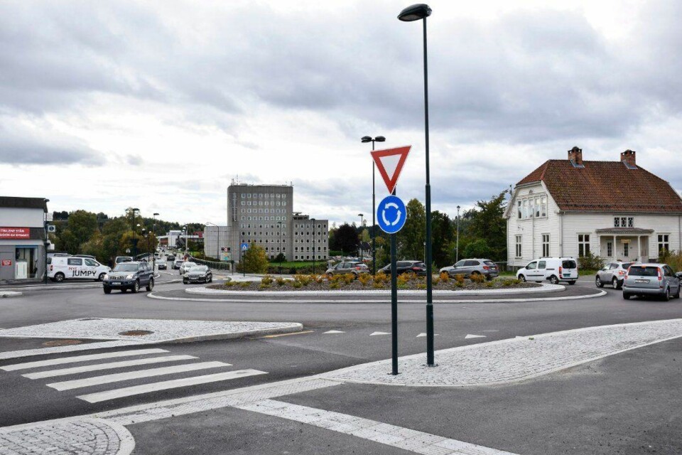 KONTROLL: 30 bilførere fikk forenklet forelegg etter manglende blinklysbruk i rundkjøringen ved Byporten fredag. Foto: Elin Harstad Iversen (Ringerikes Blad)