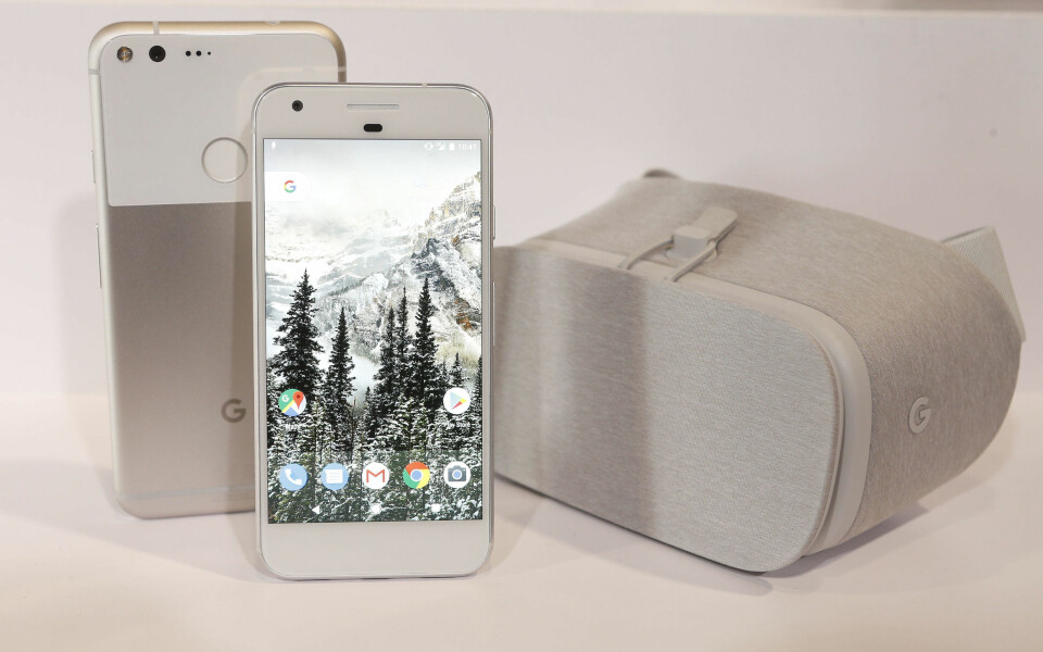 NY MOBIL: Den nye mobilen Google Pixel og VR-brillene Daydream View VR ble vist fram under Googles presentasjon av ny hardware i San Francisco 4. oktober 2016. Legg merke til fingeravtrykkleseren på baksiden av mobilen.