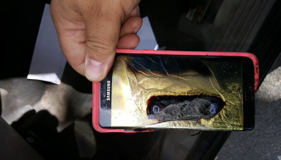 Produksjonen av Samsungs toppmodell Galaxy Note 7 stoppes midlertidig, og alle forbrukere bes om å slå av mobilen og stoppe å bruke den umiddelbart.