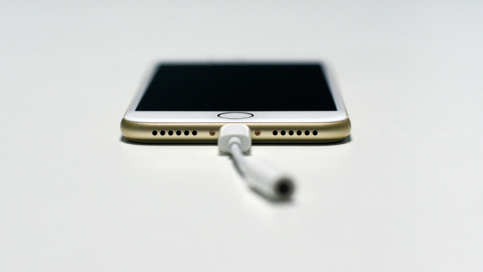 HODEBRY: Etter 21 døgn med iPhone 7 er det mangelen av en minijack-utgang som fremdeles skaper hodebry.
