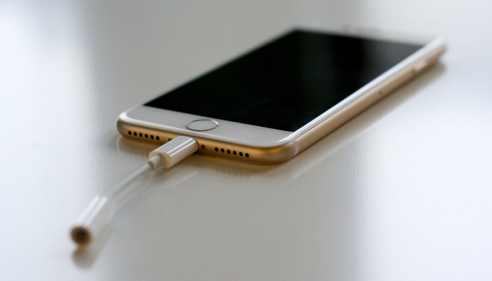 KAN IKKE LADES SLIK: Et problem som dukker opp etter å ha brukt iPhone 7 en stund er at jeg selvsagt ikke kan lade mobilen når denne adapteren er koblet i. Og når jeg bruker mobilen til å høre på musikk stort sett hele dagen på kontoret, har jeg behov for nok strøm til å vise billett på toget hjem. Her har Apple gått for en enten/eller-løsning. Jeg foretrekker både/og.