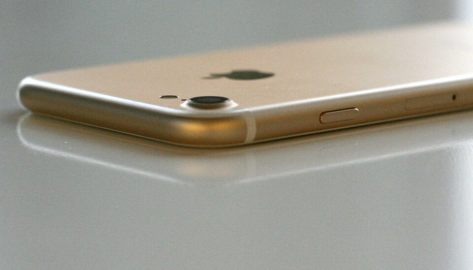 STOR LINSE: Den nye linsa på iPhone 7 er vesentlig større enn på tidligere modeller, og stikker godt ut fra telefonen.