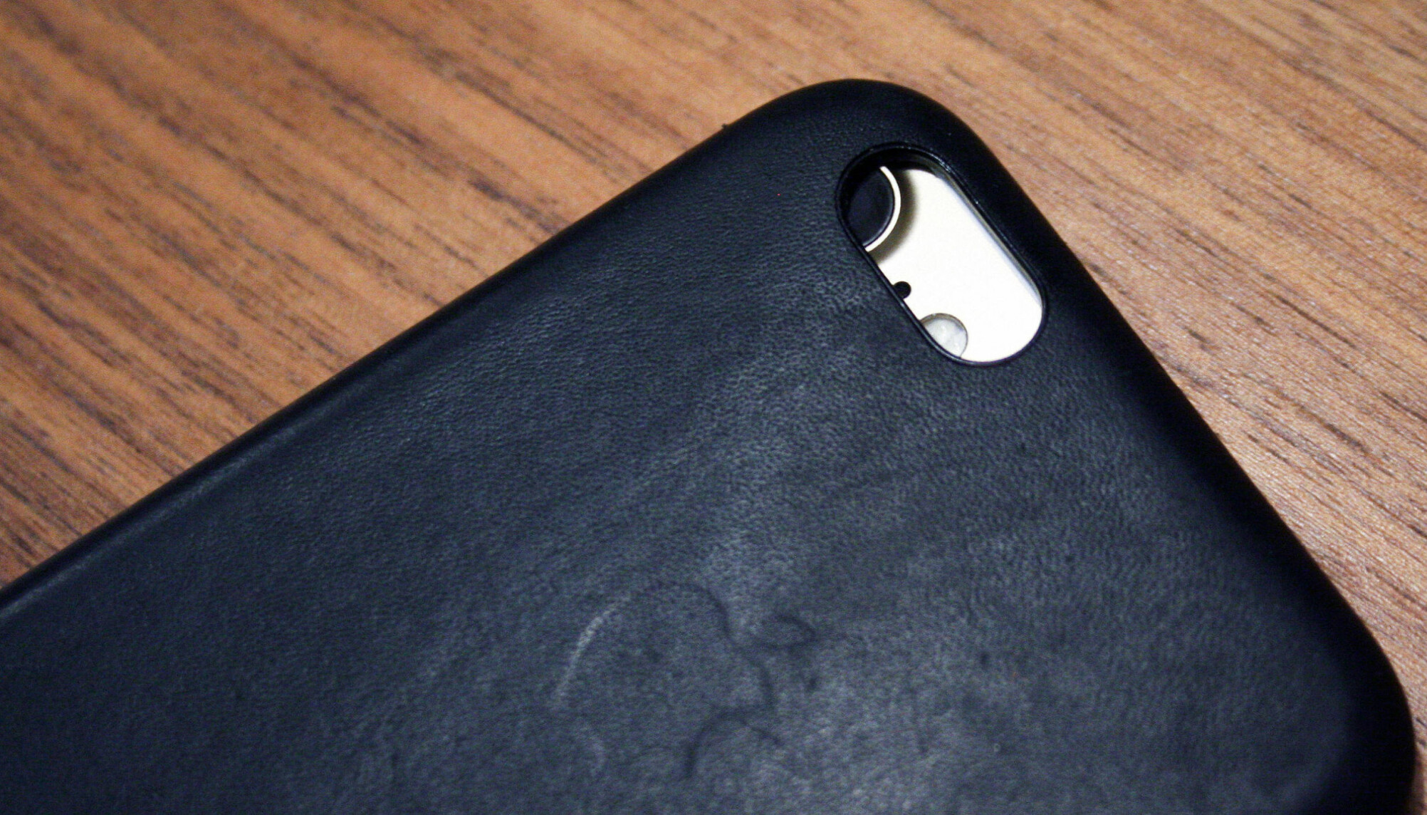 PASSER IKKE: Dekselet til iPhone 6S passer ikke til iPhone 7 selv om de to telefonene har like ytre mål. Kameralinsa på iPhone 7 er både større og plassert annerledes enn på forrige modell. Et nytt skinndeksel fra Apple koster 450 kroner.