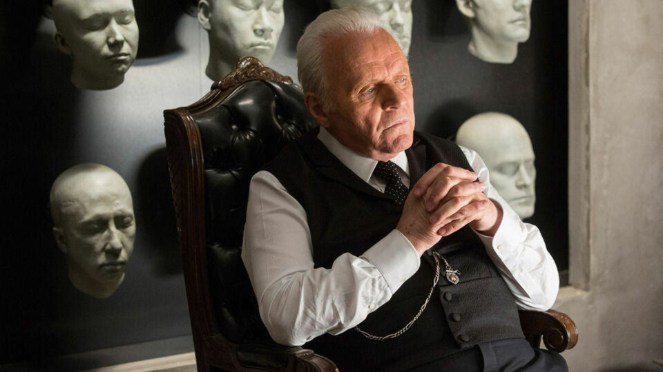 Anthony Hopkins sin rolle er større enn å bare subbe rundt i gangene.