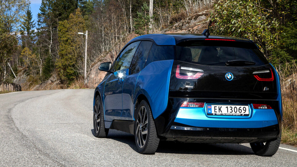BMW i3: Elbilen BMW i3 med ny batteripakke skal ifølge reklamen holde i 30 mil før batteriet må lades igjen. Side3 har testet om det er praktisk mulig med den samme komforten og kjørehastigheten som i en fossilbil. Etter 16 mil var det stans.