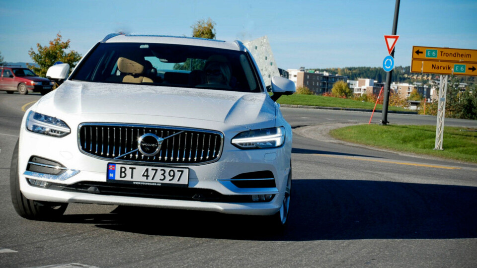 VOLVO V90 ERSTATTER V70: Dette kommer nok til å bli et velkjent syn på norske veier etter hvert. Nå i oktober lanserer Volvo sin helt nye stasjonsvogn V90 i Norge. Den tar over for V70 og blir en svært viktig bil for svenskene.