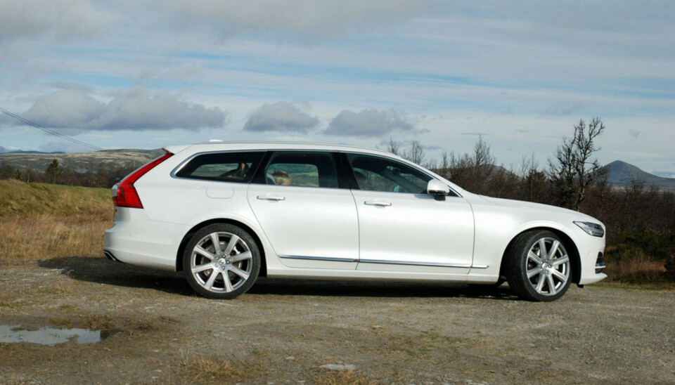 Det mest sporty stasjonsvogna fra Volvo så langt, det går også litt ut over plassen i bagasjerommet. Volvo har ambisjoner om å konkurrere med de tyske premiummerkene, samtidig som V90 også skal stjele salg fra de mer folkelige konkurrentene.