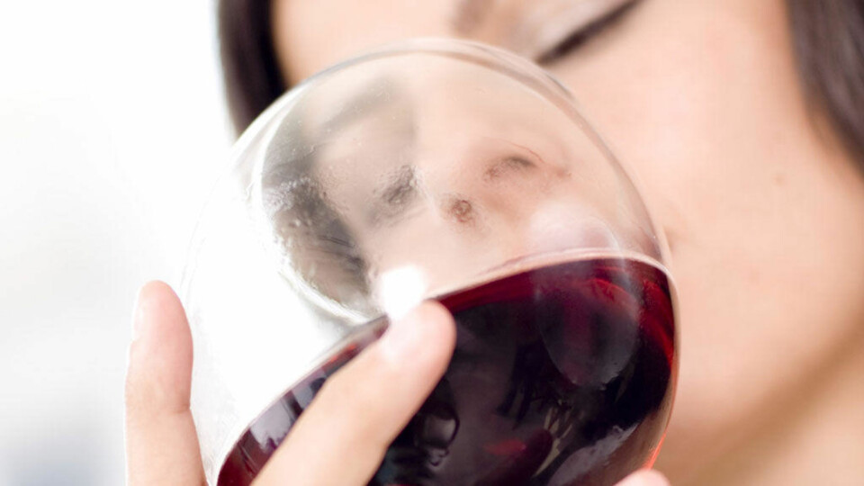 RØDVIN kan gi misfargede tenner, men likevel mener forskere at denne drikken også kan være positiv for tannhelsen.