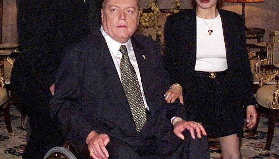 GULLSTOL:Larry Flynt sitter i rullestol etter et attentat i 1978. Rullestolen skal være av rent gull og ha en prislapp på 85.000 dollar, nesten 700.000 kroner.