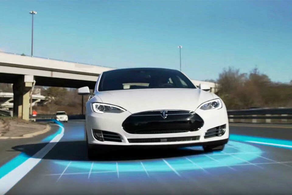 Teslas Autopilot plasser bilen på nivå 2.