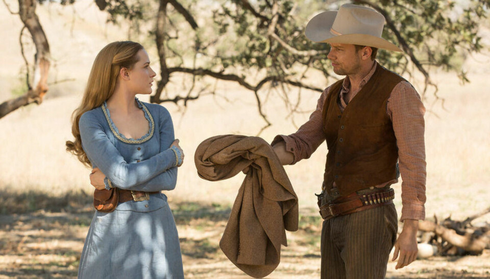 FANGET I EN ORGIE: Dolores (Evan Rachel Wood) og William (Jimmi Simpson) blir fanget i en større orgiescene i den nyeste episoden av 'Westworld'. Her fra tidligere i sesongen.