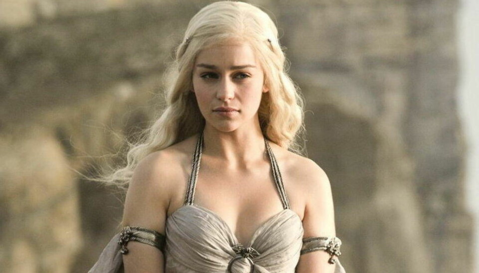 GAME OF THRONES: Slik Emilia Clarke fremstår i den populære HBO-serien, i rollen som Daenerys Targaryen.