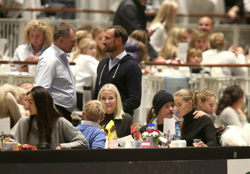 Kronprinsesse Mette-Marit var tilstede som tilskuer sammen med sin sønn Marius Borg Høiby og hans kjæreste Linn Helena Nilsen. I bakgrunnen Inge Andersen og kronprins Haakon.