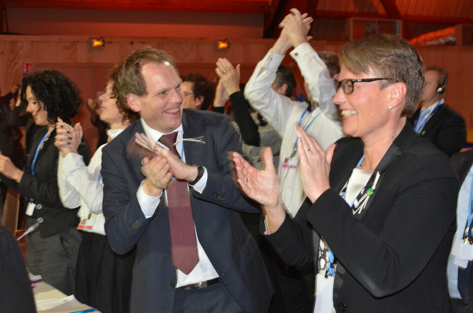 Tidligere klima- og miljøminister Tine Sundtoft jubler sammen med Norges forhandlingsleder Aslak Brun like etter at en ny global klimaavtale ble vedtatt under FNs klimakonferanse COP21 i Paris 2015.