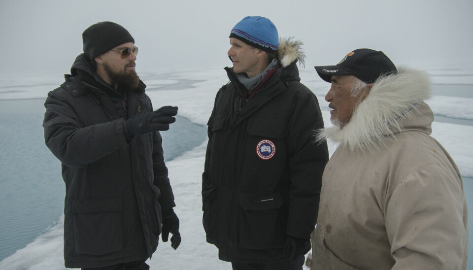 ARKTISKE OMRÅDENE: Leonardo DiCaprio, forsker Enric Sala og lokale Jake Awa diskuterer problemene verden står overfor.