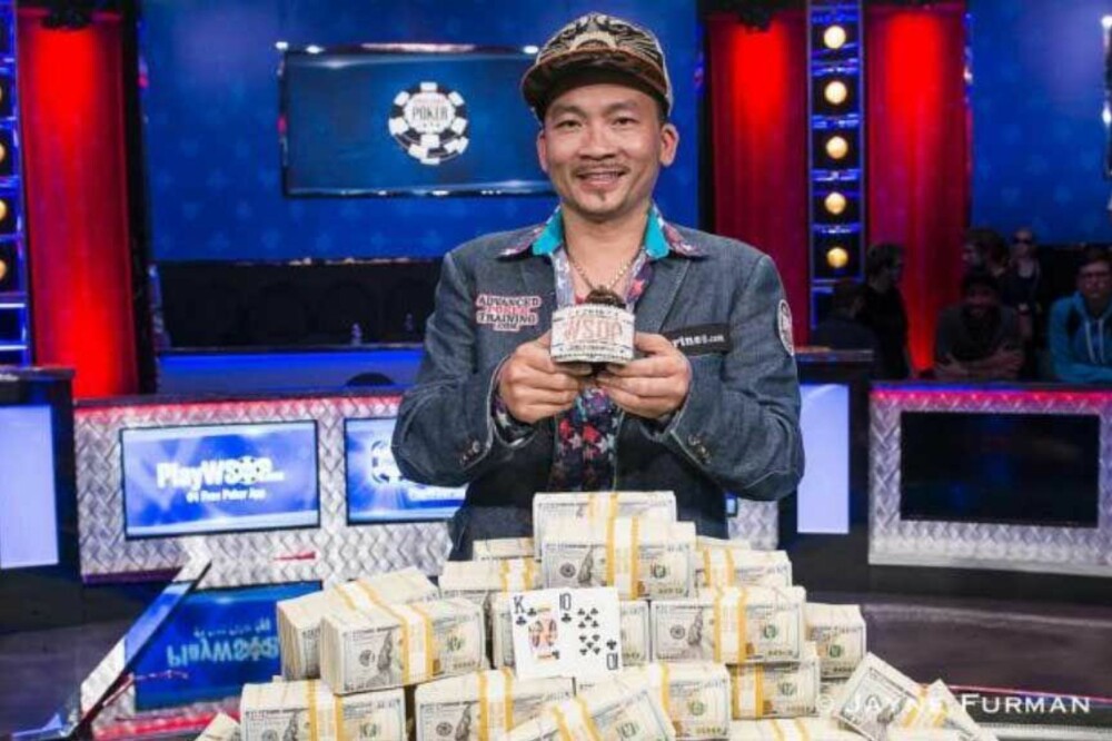 POKER-VM: Qui Nguyen ble kåret til verdensmester i poker i Las Vegas, og dro inn en pott på over 8 millioner dollar.