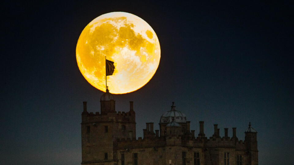 MEKTIG SYN: En supermåne reiser seg over Bolsover slott i Derbyshire i september 2015. Dette bildet ble samme år kåret til et av årets beste av SWNS fotosjefer. Se hele bildet lenger ned i artikkelen.
