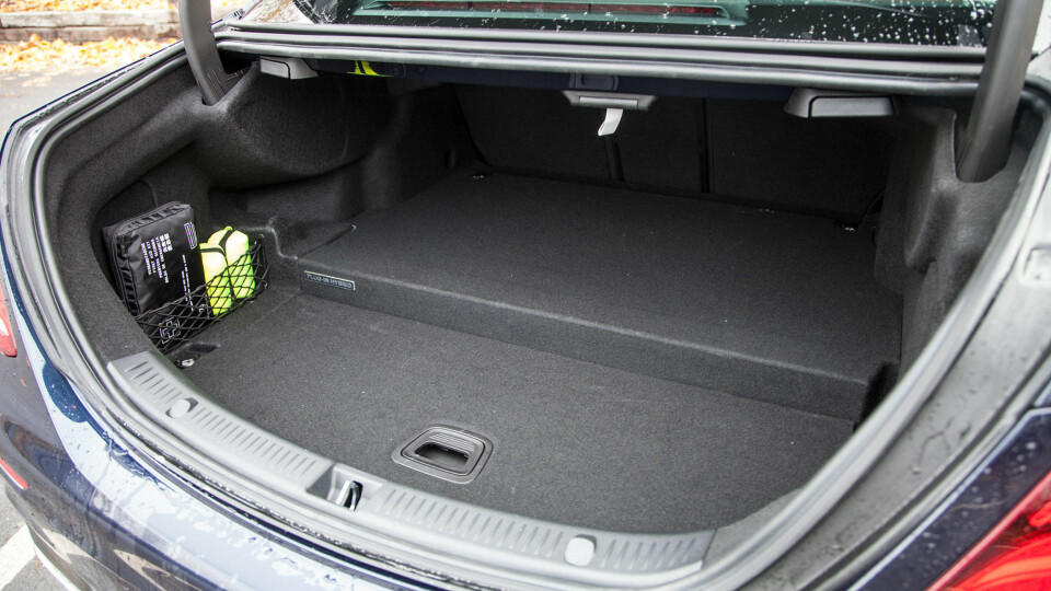 Bagasjerommet lider litt av at batteripakken skal få plass. Her gjør for eksempel VW en bedre jobb med å minimere konsekvensene på Passat GTE - som faktisk har større batteri.