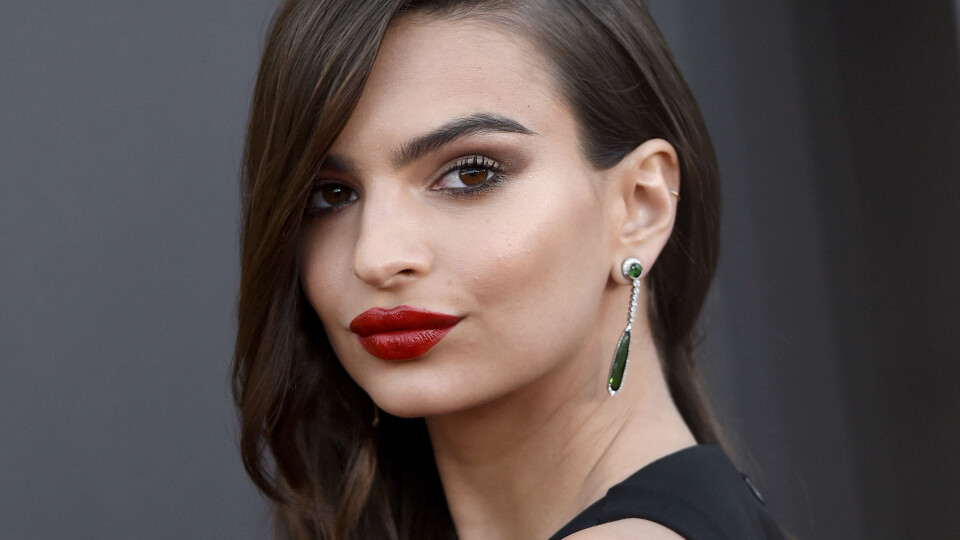 - MIN KROPP, MITT VALG: Emily Ratajkowski er ikke videre begeistret for Donald Trump. Mange er bekymret for den kommende presidentens kvinnesyn.