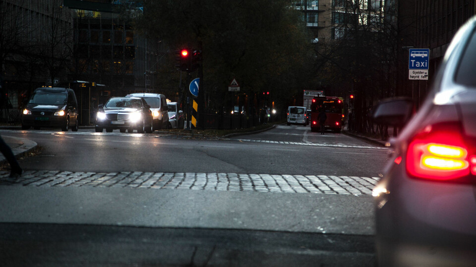 Veldig ofte vil du møte på biler som har lys som treffer deg midt i ansiktet. På dagen er det irriterende, på kvelden er det ubehagelig.