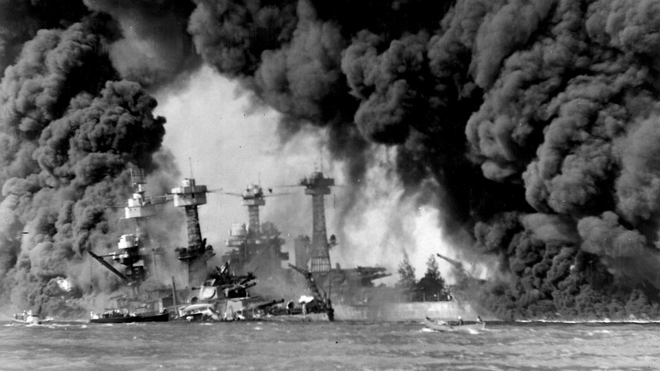 TRUFFET AV BOMBER: Slagskipene USS 'West Virginia' og USS 'Tennessee' under angrepet på Pearl Harbor.