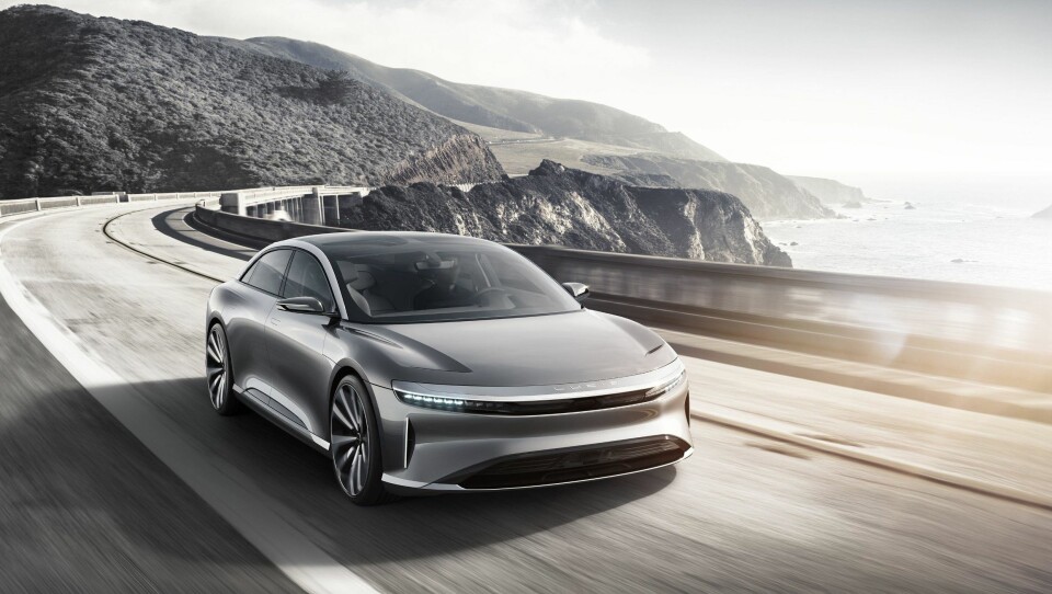 Designet er mer kantete enn på Tesla. Men det er likevel mange likhetstrekk mellom de to elbilene.