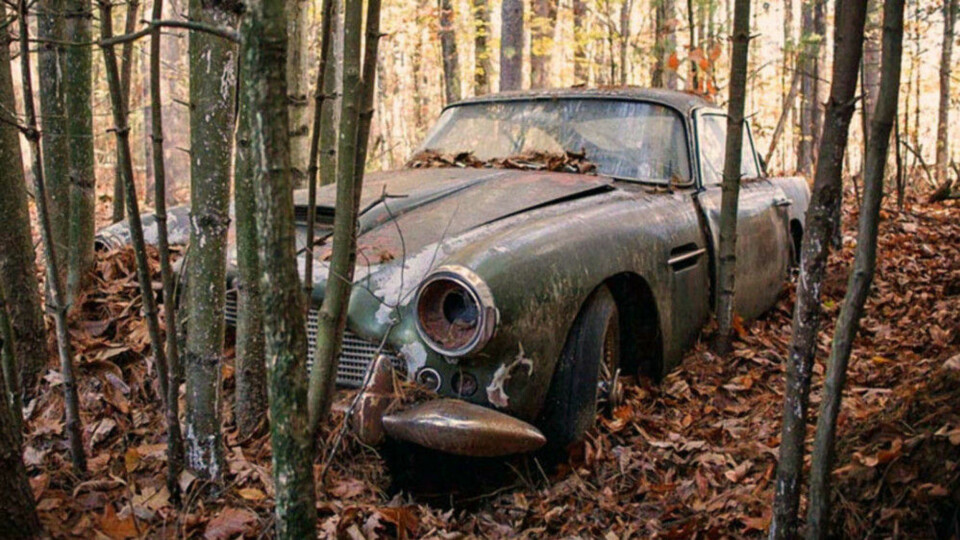 Her ble den vakre sportsbilen parkert tidlig på 70-tallet og her har den stått siden ...