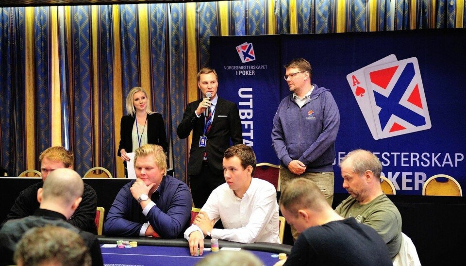 NM-GENERAL Thomas Udness snakker i mikrofonen i forbindelse med norgesmesterskapet i poker. Til høyre for ham står Sigurd Eskeland, president i Norges Pokerforbund.
