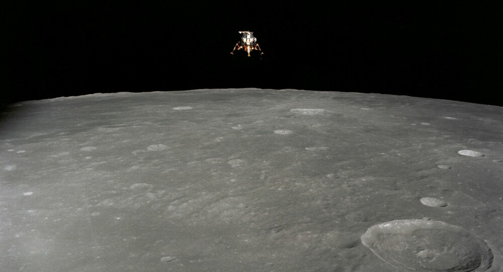 APOLLO 12: Månelandingsfartøyet til Apollo 12 er på vei ned til overflaten av månen med pilot Alan L. Bean ved spakene. Kommandør Charles Conrad jr. har for lengst forberedt seg på hva han skal si når han hopper ut. Det har ikke NASA ... Det blir ikke den siste overraskelsen på ferden.